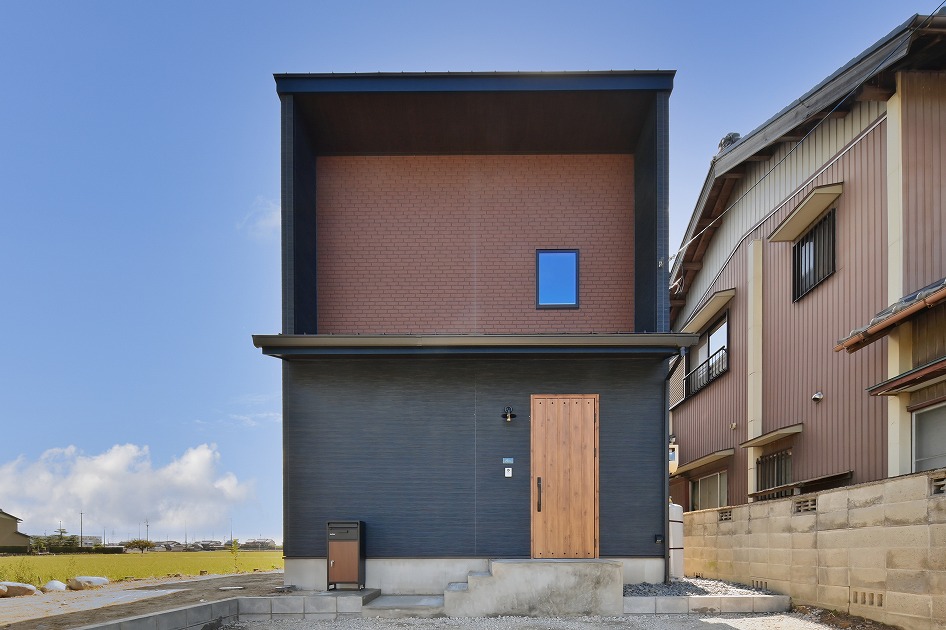 猫と家族がくつろぐブリティッシュな家