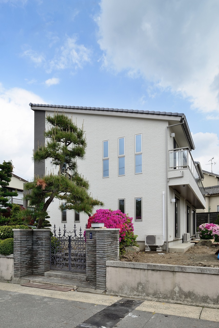 開放的な吹き抜けに人々が集う家